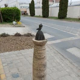 Kolodko: Mária Terézia miniszobor Vác - Külső kép