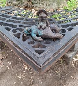 Kolodko: Mása és Paddington miniszobor, Budapest