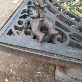 Kolodko: Mása és Paddington miniszobor, Budapest Budapest - Külső kép