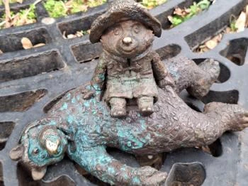 Kolodko: Mása és Paddington miniszobor, Budapest Budapest