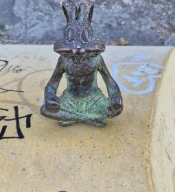 Kolodko: Meditáló nyúl miniszobor