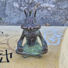 Kolodko: Meditáló nyúl miniszobor, Budapest - Külső kép