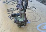 Kolodko: Meditáló nyúl miniszobor Budapest