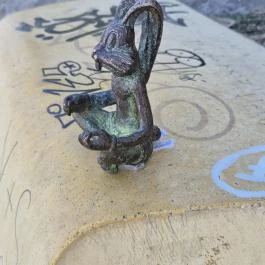 Kolodko: Meditáló nyúl miniszobor, Budapest - Külső kép