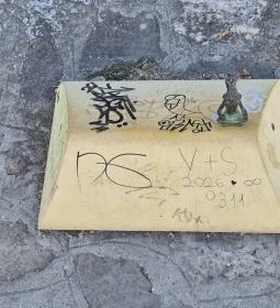 Kolodko: Meditáló nyúl miniszobor