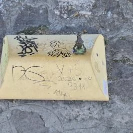 Kolodko: Meditáló nyúl miniszobor, Budapest - Külső kép