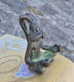 Kolodko: Meditáló nyúl miniszobor
