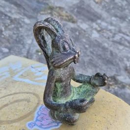 Kolodko: Meditáló nyúl miniszobor, Budapest - Külső kép