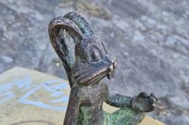 Kolodko: Meditáló nyúl miniszobor Budapest