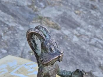 Kolodko: Meditáló nyúl miniszobor Budapest