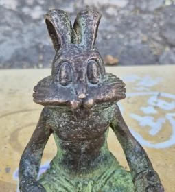 Kolodko: Meditáló nyúl miniszobor