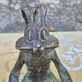 Kolodko: Meditáló nyúl miniszobor, Budapest - Külső kép