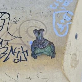 Kolodko: Meditáló nyúl miniszobor, Budapest - Külső kép