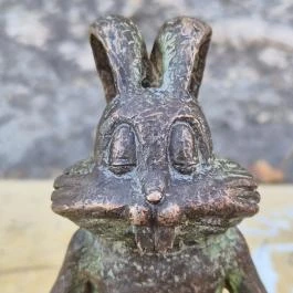 Kolodko: Meditáló nyúl miniszobor, Budapest - Külső kép