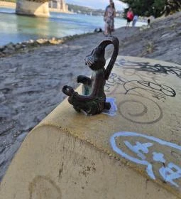 Kolodko: Meditáló nyúl miniszobor