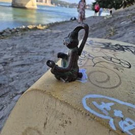Kolodko: Meditáló nyúl miniszobor, Budapest - Külső kép