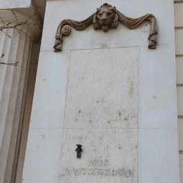 Kolodko: Mr. Bean mackója miniszobor Budapest - Külső kép