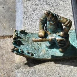 Kolodko: Pénzseprő miniszobor, Budapest - Külső kép