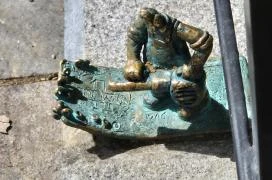 Kolodko: Pénzseprő miniszobor Budapest