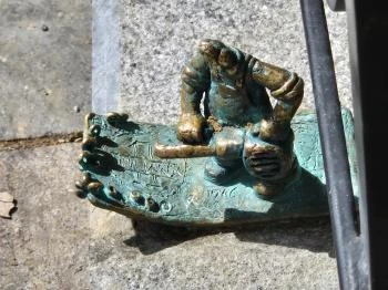 Kolodko: Pénzseprő miniszobor Budapest