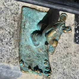 Kolodko: Pénzseprő miniszobor, Budapest - Külső kép