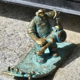 Kolodko: Pénzseprő miniszobor, Budapest - Külső kép