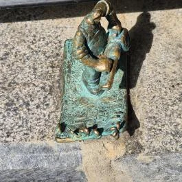 Kolodko: Pénzseprő miniszobor, Budapest - Külső kép