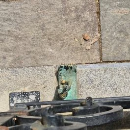 Kolodko: Pénzseprő miniszobor, Budapest - Külső kép
