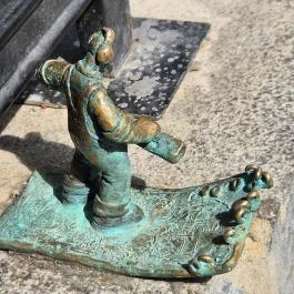 Kolodko: Pénzseprő miniszobor, Budapest - Külső kép