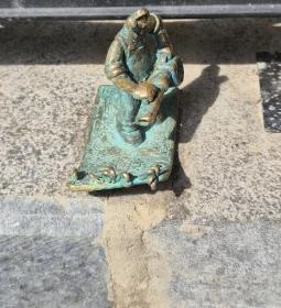 Kolodko: Pénzseprő miniszobor