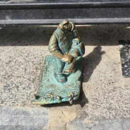 Kolodko: Pénzseprő miniszobor, Budapest - Külső kép