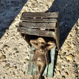 Kolodko: Piszkos Fred miniszobor Budapest - Külső kép