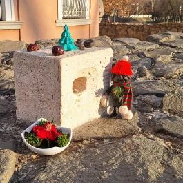 Kolodko: Pumukli miniszobor, Esztergom Esztergom - Külső kép