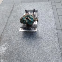 Kolodko: Skála Kópé miniszobor Budapest - Külső kép