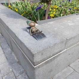 Kolodko: Skála Kópé miniszobor Budapest - Külső kép