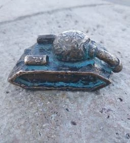 Kolodko: Szomorú tank miniszobra