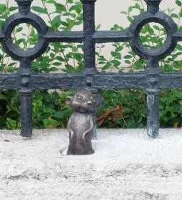 Kolodko: Szurikáta miniszobor