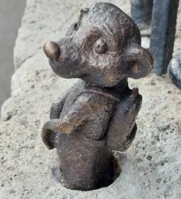 Kolodko: Szurikáta miniszobor