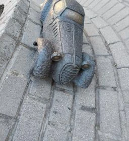 Kolodko: A tizennégy karátos autó miniszobor