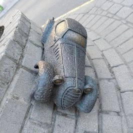 Kolodko: A tizennégy karátos autó miniszobor Budapest - Külső kép