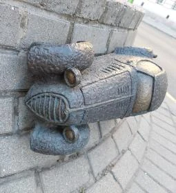 Kolodko: A tizennégy karátos autó miniszobor