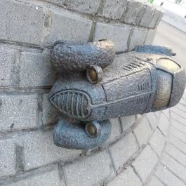 Kolodko: A tizennégy karátos autó miniszobor Budapest - Külső kép