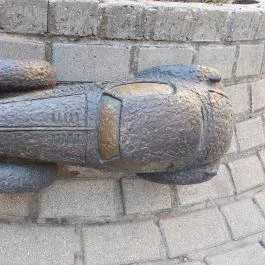 Kolodko: A tizennégy karátos autó miniszobor Budapest - Külső kép