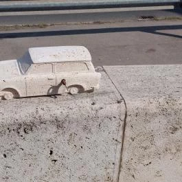 Kolodko: Trabant miniszobor Budapest - Külső kép