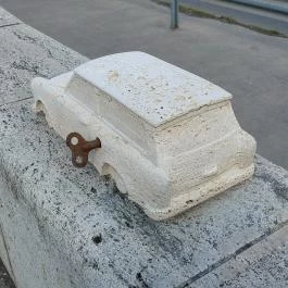 Kolodko: Trabant miniszobor Budapest - Külső kép