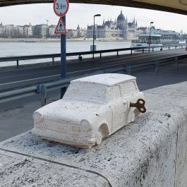 Kolodko: Trabant miniszobor Budapest - Külső kép