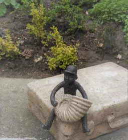 Kolodko: Utcazenész miniszobor