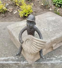 Kolodko: Utcazenész miniszobor