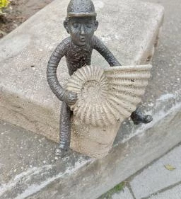 Kolodko: Utcazenész miniszobor