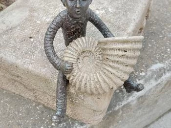 Kolodko: Utcazenész miniszobor Veszprém